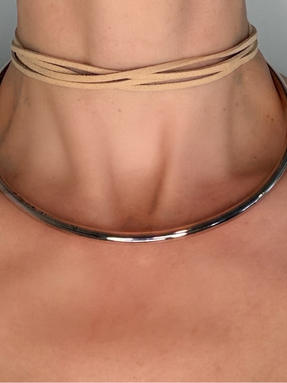 Minimalist Copper Hoop Necklace with Beige leather Cord - Picture 2 of 3